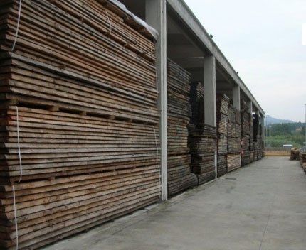 delle pile di pannelli di legno