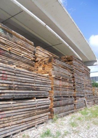 un insieme di pile di legno