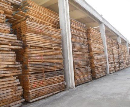 delle lastre di legno sotto una tettoia