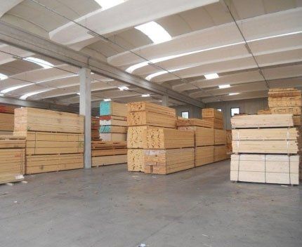 dei pannelli di legno chiaro