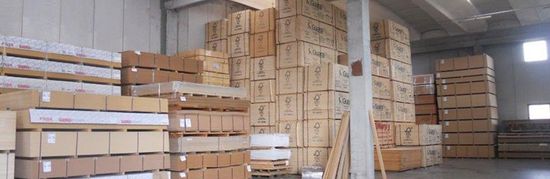 delle lastre di legno in un magazzino
