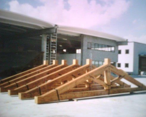 delle struttura di legno a forma di triangolo