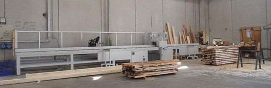 delle assi di legno in una fabbrica