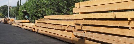 un insieme di assi di legno