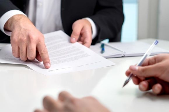notaio che mostra un contratto