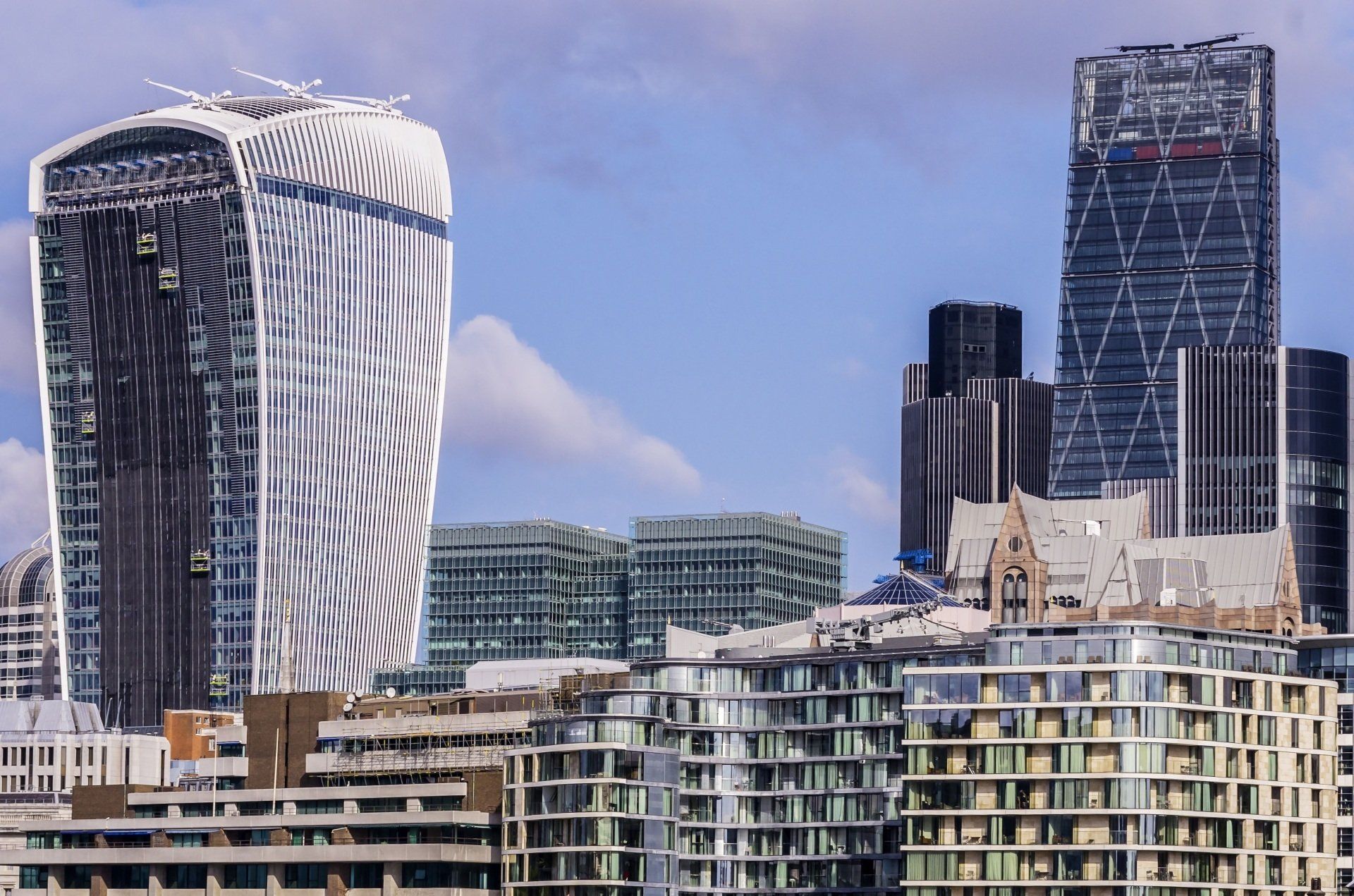London skyline with Giraffe cradles on Walkie Talkie building for facade repair work