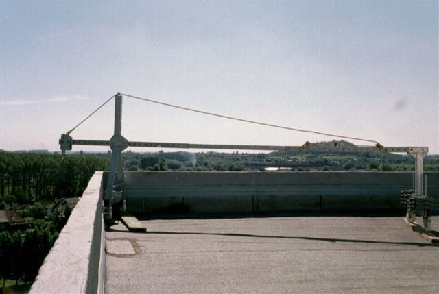 Sky Climber mobile counter balanced roof beam extending over building parapet