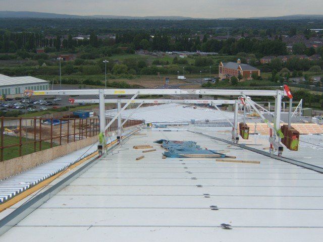 Mobile suspended access cradle rig on sloping roof