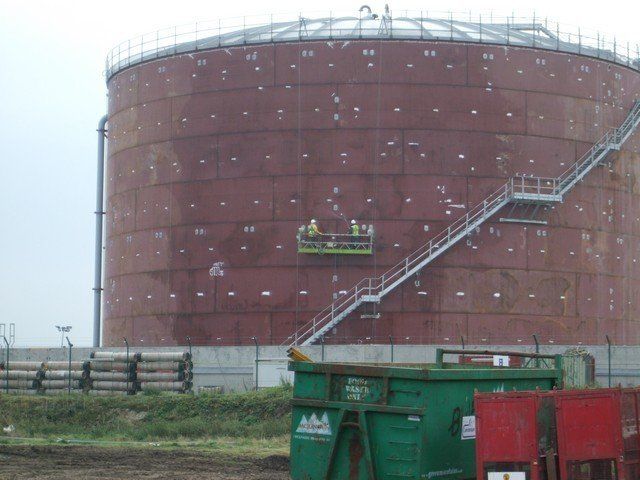 suspended working platform on the side of a gas tank for maintenance works