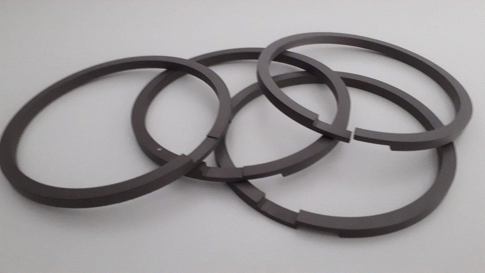fasce elastiche in PTFE su un tavolo