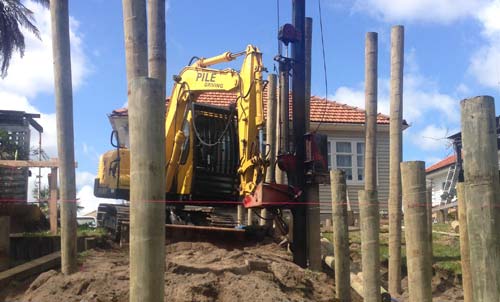 Pile driving machine on the edge of the pit