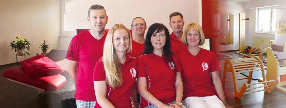 Eine Gruppe von Menschen in roten Hemden posiert für ein Foto.