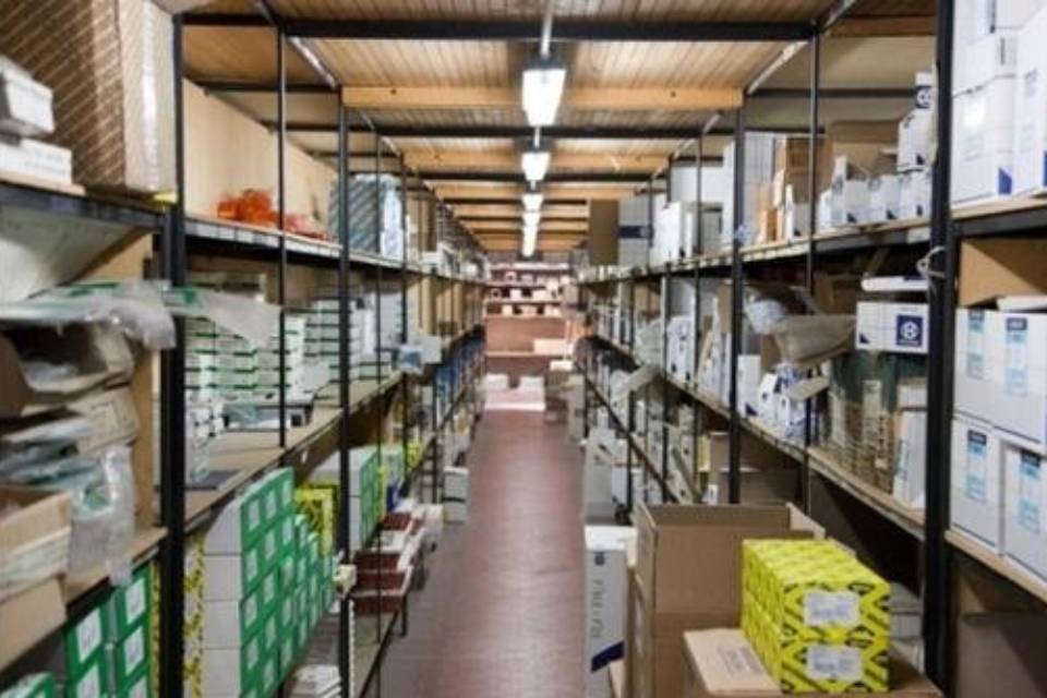 Materiale elettrico in scaffali