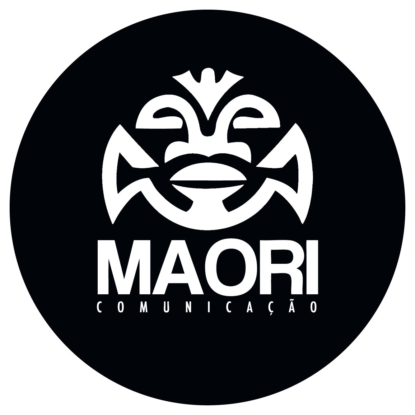 Um logotipo em preto e branco para uma empresa chamada maori communications.