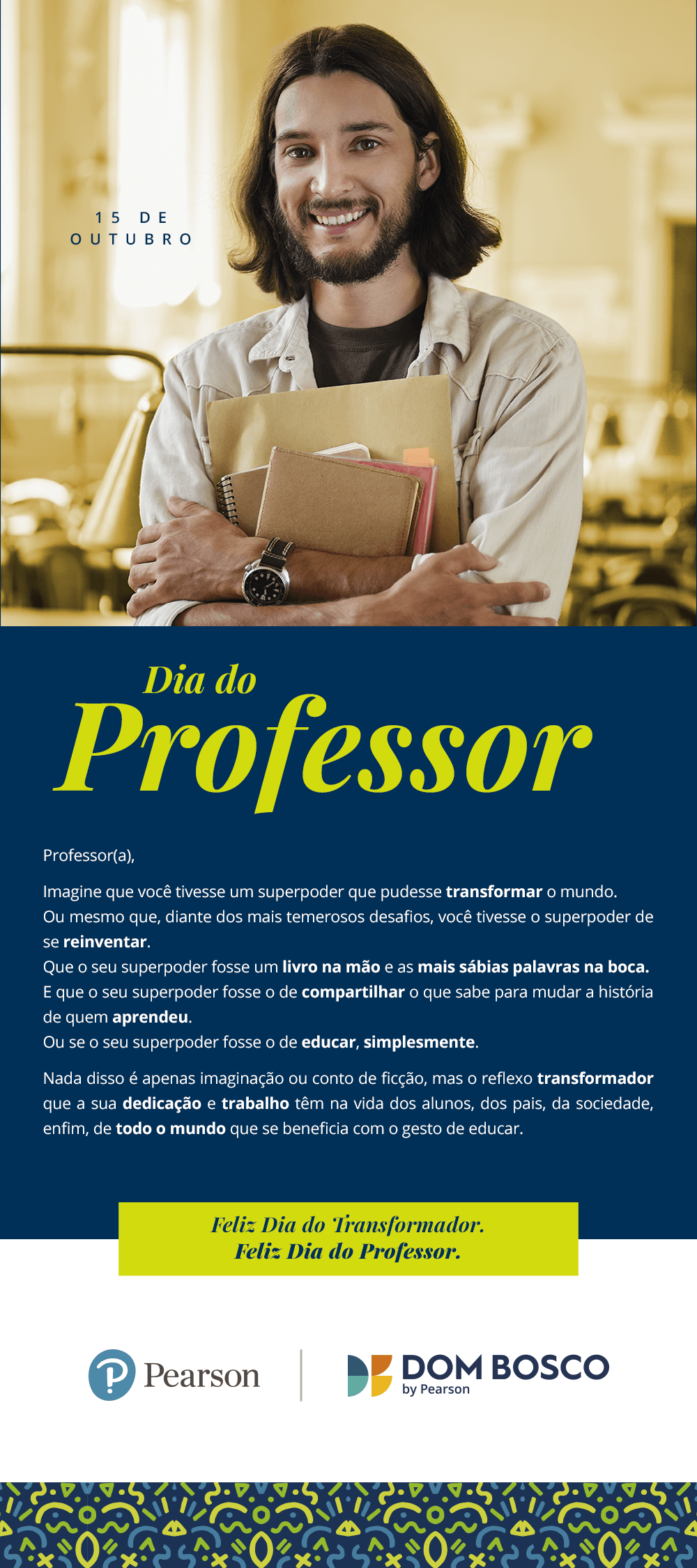 Um homem está segurando um livro nas mãos e sorrindo.