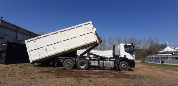 camion bianco lato obliquo
