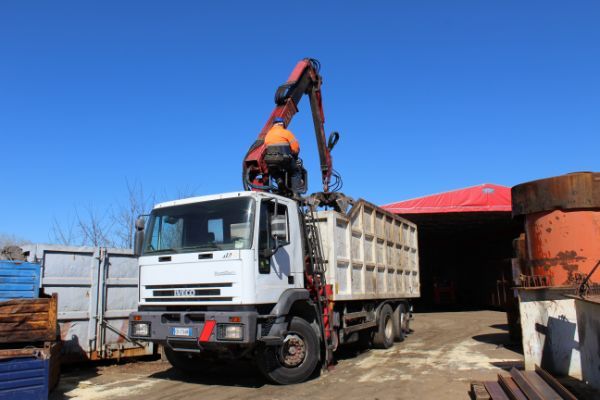 camion bianco rifiuti con braccio gru