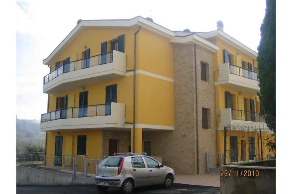 Casa su tre piani