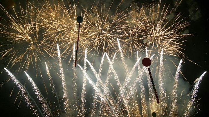 una villa e sopra dei fuochi artificiali viola