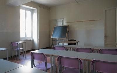 aula di una scuola con lavagna e banchi