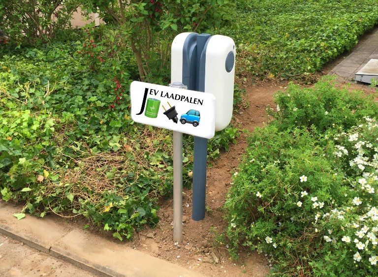 laadpaal met JEV logo