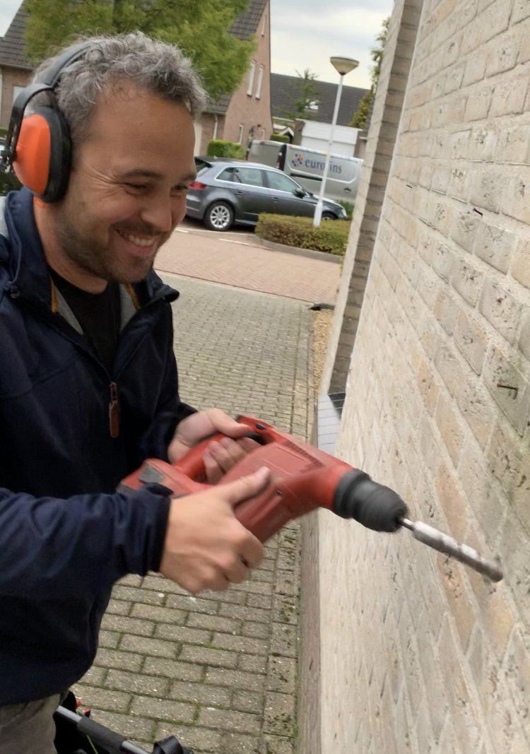 installateur werkt aan muur