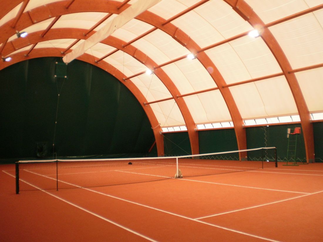 campo da tennis coperto in terra rossa