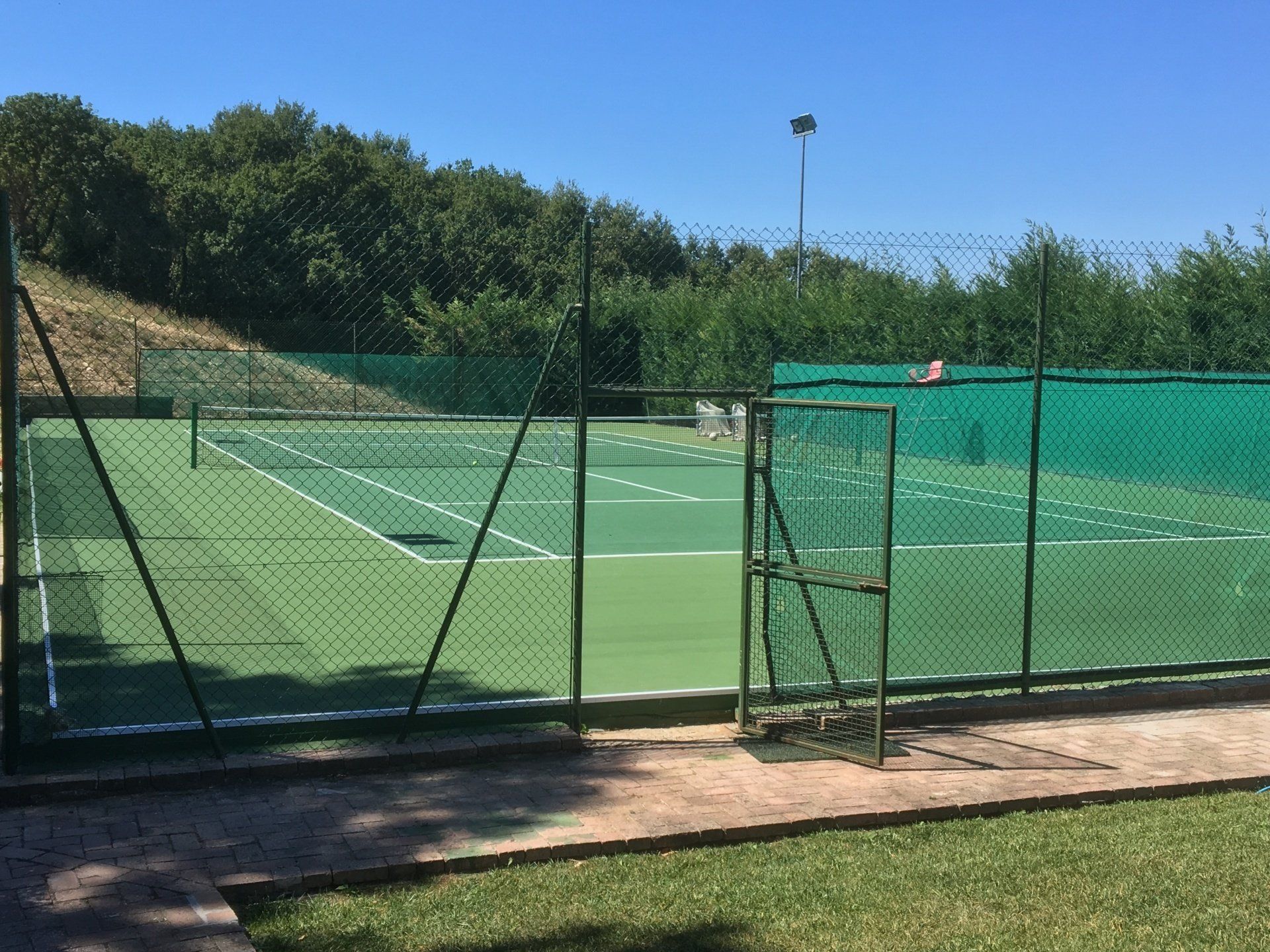 campo da tennis in resina acrilica sportiva