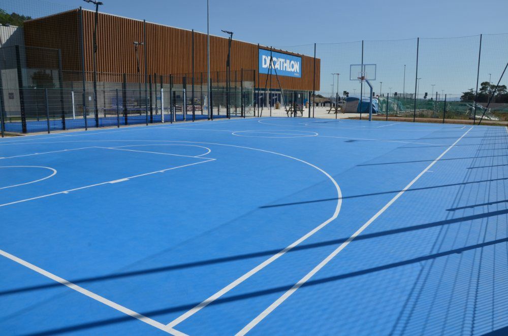 Realizzazione di un campo da basket in gomma