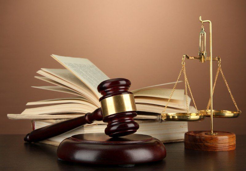 immagine martello e tribunale giudice