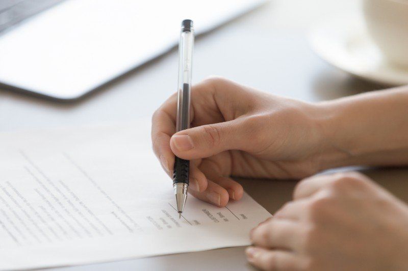 assistito durante la firma di un documento legale