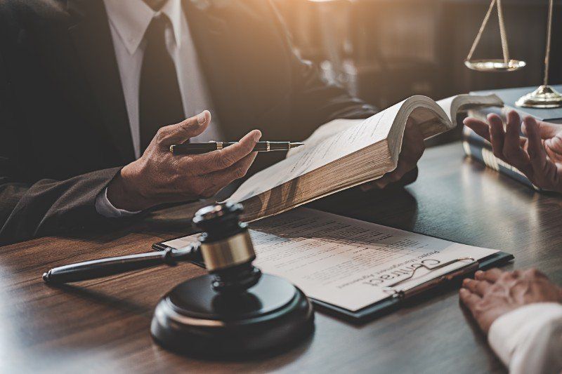 avvocato durante una consulenza nel proprio studio