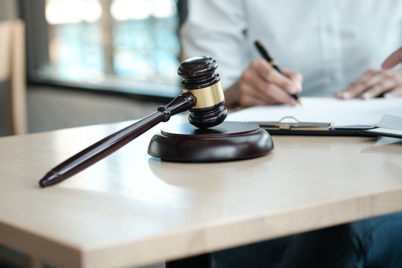 avvocato durante la firma di un atto