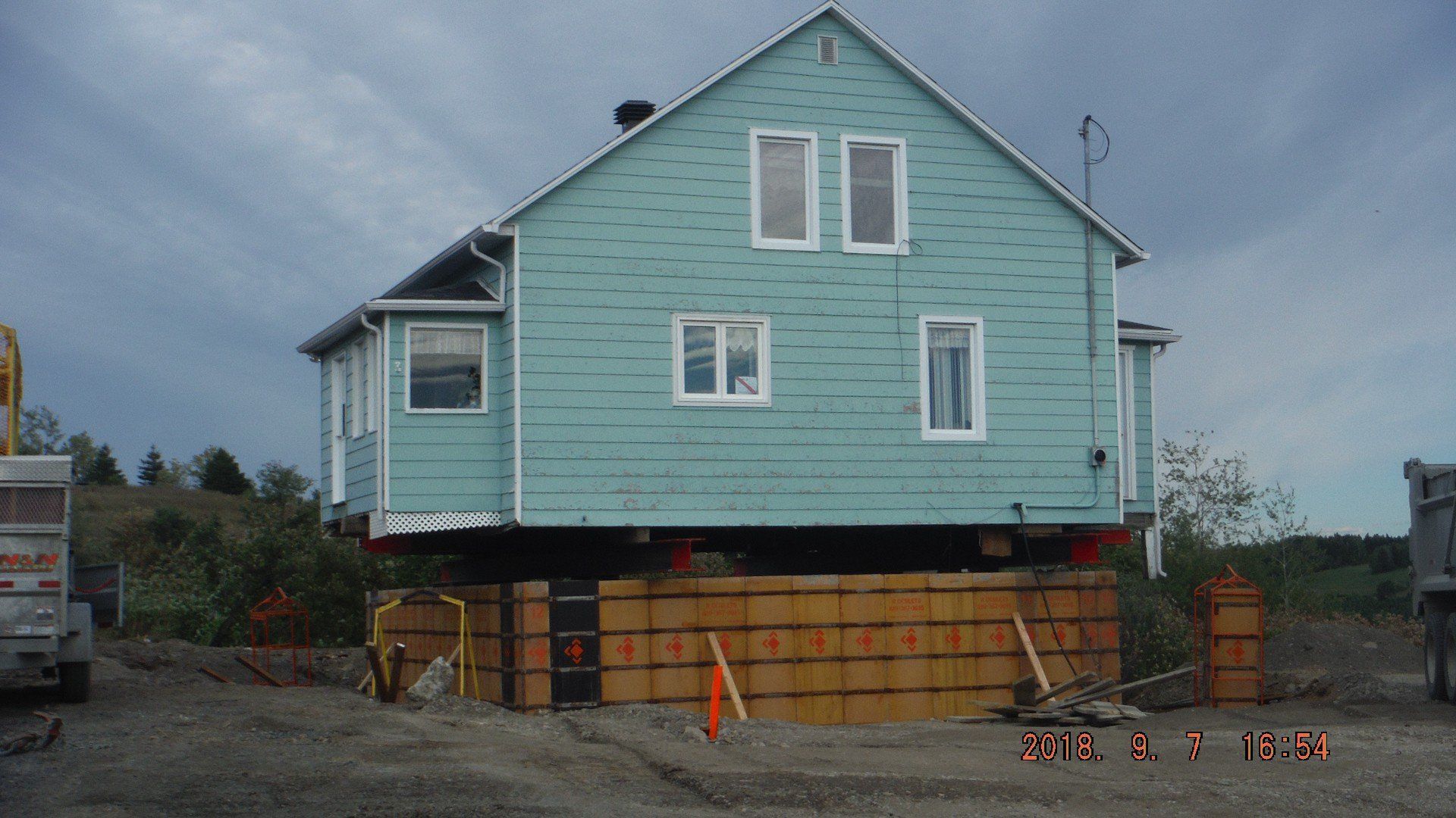 coffrage de fondation sous une maison turquoise soulevée