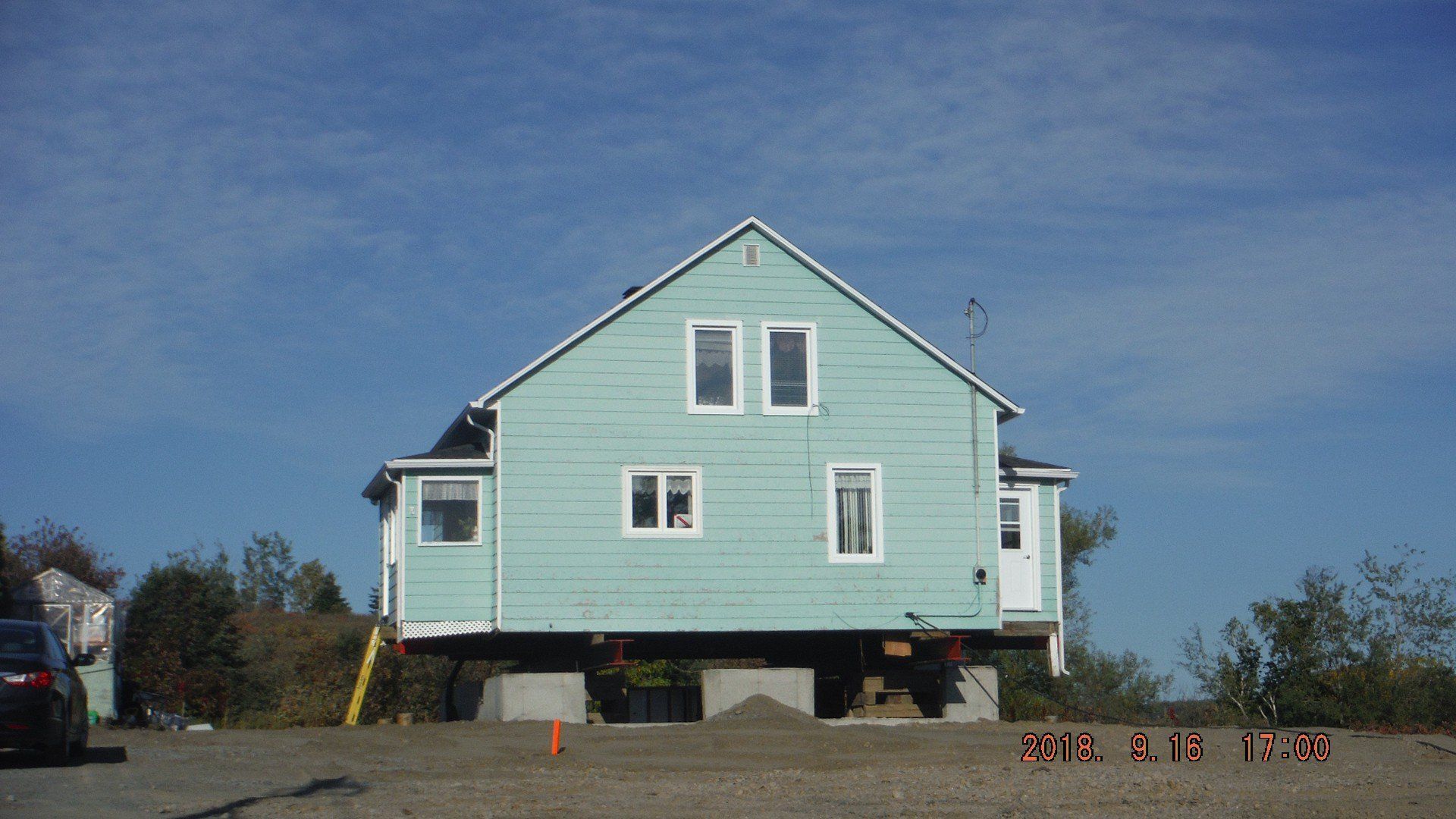 maison turquoise avec nouvelle fondation