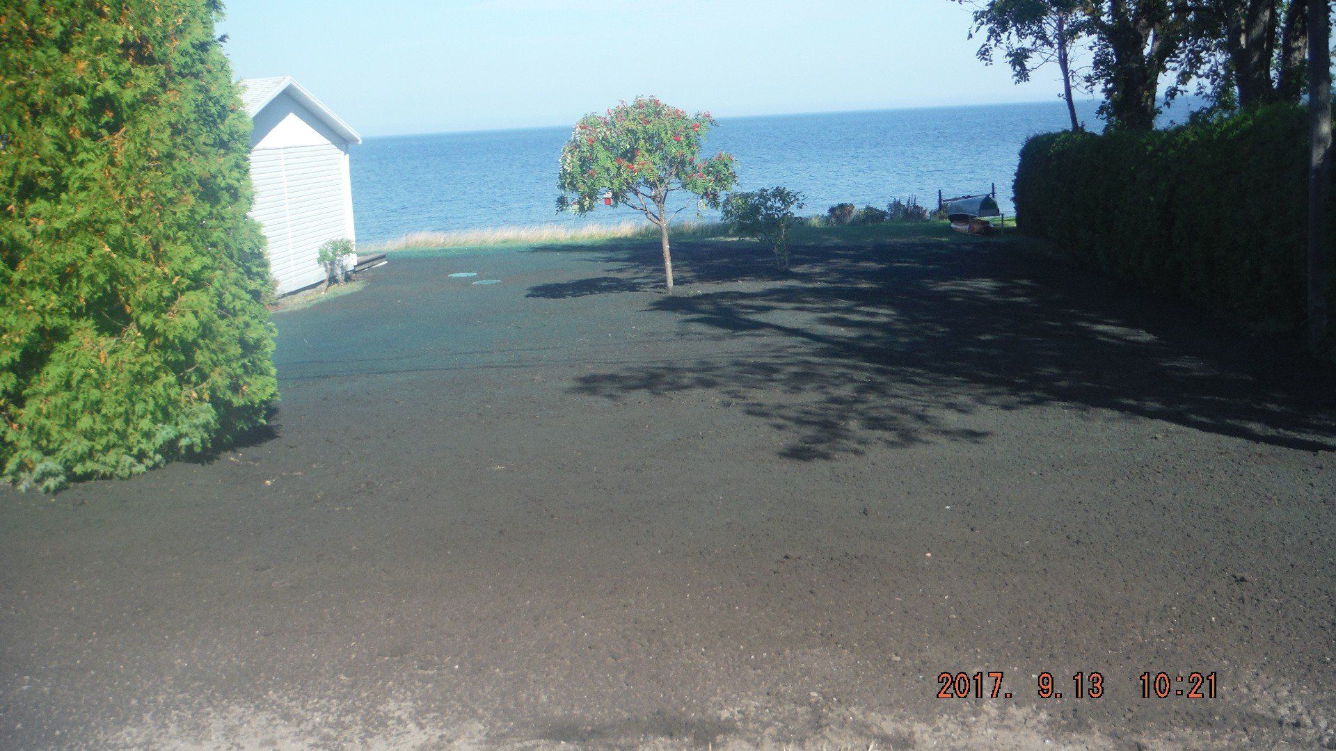terrain ensemencé en bordure d'un lac