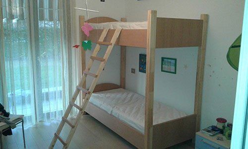 un letto a cassetto in legno