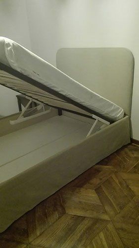 un letto con contenitore
