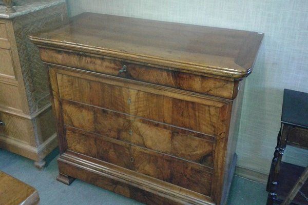 un comodino in legno