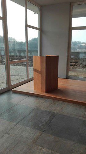 una stanza con pavimento in piastrelle grigie e in legno
