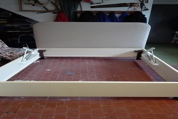 struttura di un letto di color avorio