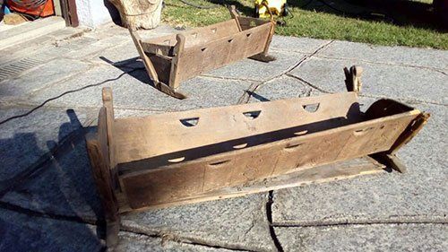 due vasi di fiori in legno rovinati