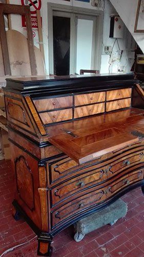 un mobile con dei cassettini in legno