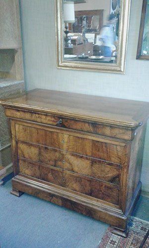un comò in legno