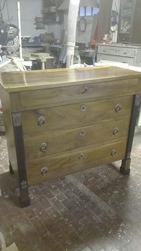 un comò in legno con una falegnameria