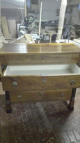 un comò in legno con un cassetto aperto