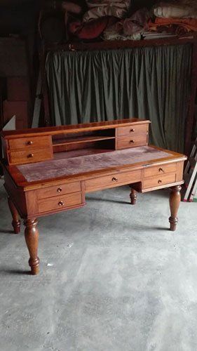 un tavolino con dei cassettini in legno