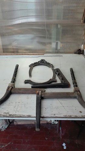 dei pezzi di una sedia in legno
