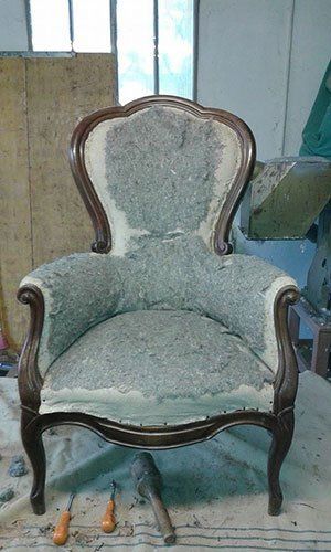 una poltrona con i cuscini rovinati