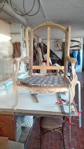 struttura di una poltrona in legno in una falegnameria